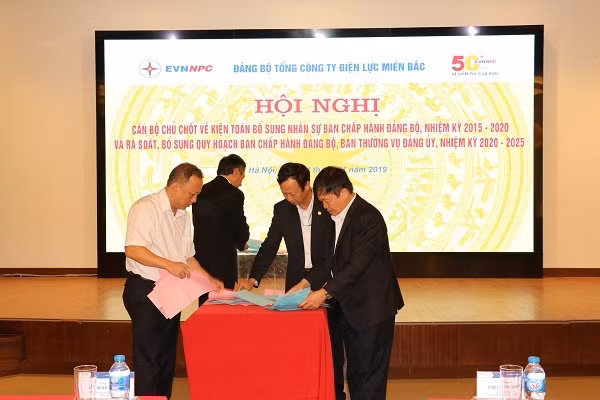 Ban kiểm phiếu làm nhiệm vụ sau khi các đại biểu bỏ phiếu. NPC/Việt Hạnh.