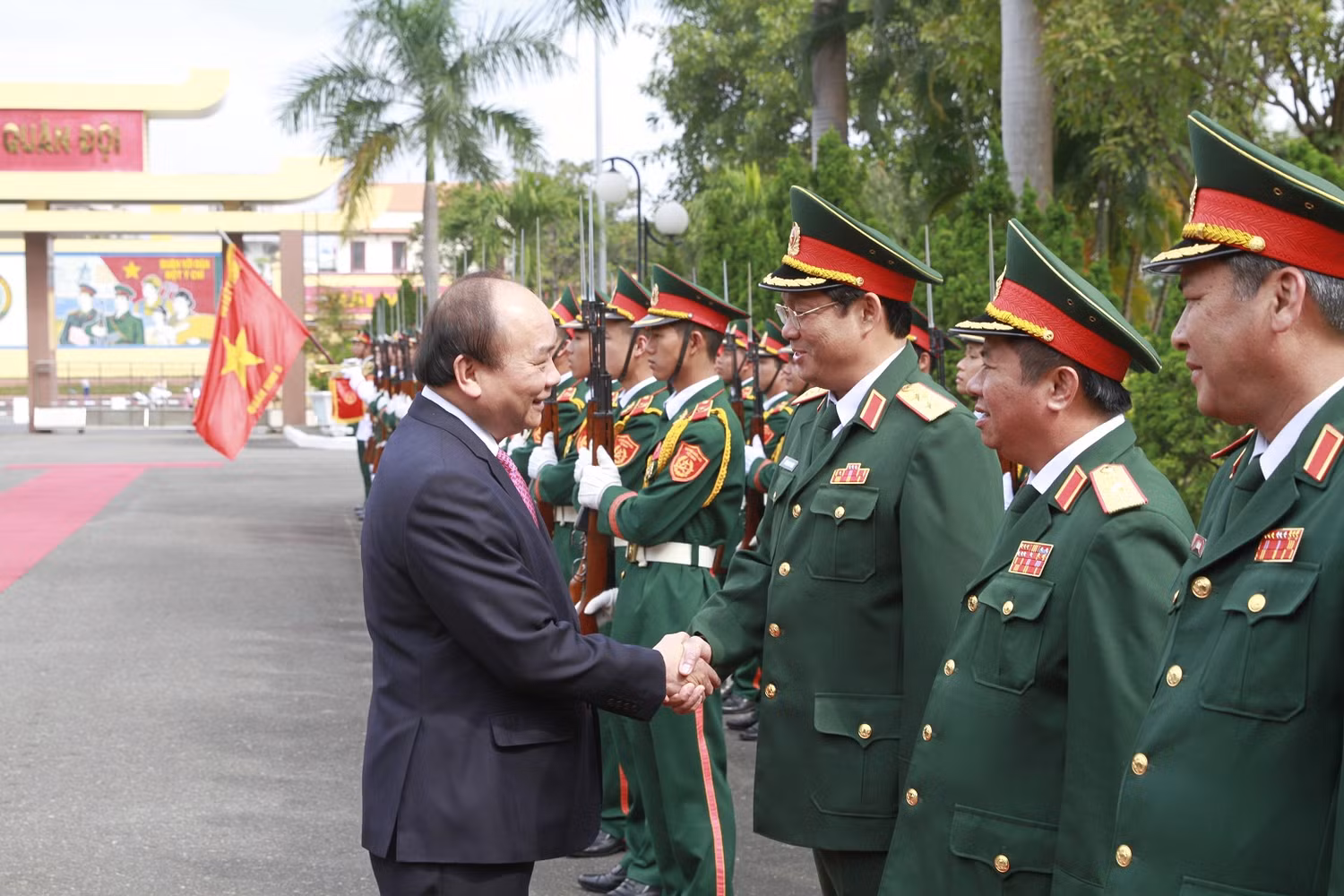 Theo Thủ tướng, cán bộ chiến sĩ lực lượng vũ trang Quân khu 5 đã làm tốt nhiệm vụ Quốc phòng (Ảnh: VGP/Thế Phong). Theo Thủ tướng, cán bộ chiến sĩ lực lượng vũ trang Quân khu 5 đã làm tốt nhiệm vụ Quốc phòng (Ảnh: VGP/Thế Phong).