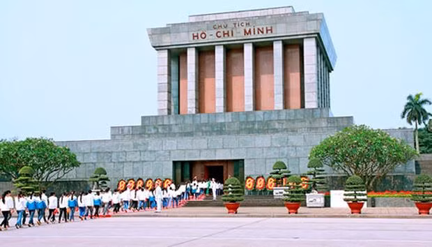Thời gian tu bổ di tích các điểm tham quan trong khu di tích Phủ Chủ tịch như nhà sàn, ao cá, đường Xoài hay bảo tàng Hồ Chí Minh vẫn mở cửa đón khách (ảnh chinhphu.vn).