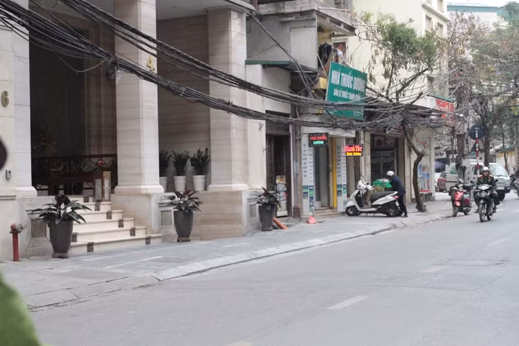 Trên phố Nguyễn Trường Tộ - quận Ba Đình, dây cáp vẫn chằng chịt khi vỉa hè đã lát đá (ảnh Trinh Phúc).