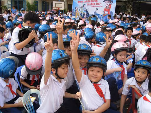 Chỉ thị yêu cầu đặc biệt chú trọng về việc chấp hành đội mũ bảo hiểm cho trẻ em (ảnh minh họa - (nguồn chinhphu.vn). Chỉ thị yêu cầu đặc biệt chú trọng về việc chấp hành đội mũ bảo hiểm cho trẻ em (ảnh minh họa - (nguồn chinhphu.vn).