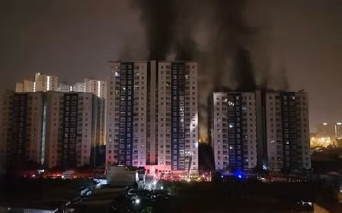 Thủ tướng chỉ đạo: "Bộ Công an, Ủy ban nhân dân Thành phố Hồ Chí Minh chỉ đạo các lực lượng chức năng điều tra làm rõ nguyên nhân vụ cháy, xử lý nghiêm vi phạm theo đúng quy định của pháp luật" - (ảnh nguồn VOV). Thủ tướng chỉ đạo: "Bộ Công an, Ủy ban nhân dân Thành phố Hồ Chí Minh chỉ đạo các lực lượng chức năng điều tra làm rõ nguyên nhân vụ cháy, xử lý nghiêm vi phạm theo đúng quy định của pháp luật" - (ảnh nguồn VOV).