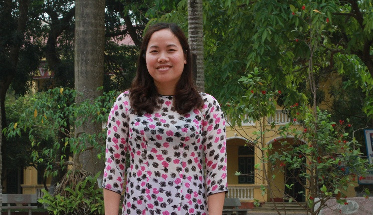 Cô Nguyễn Thị Dung cho rằng: "Ngày xưa học sinh ít khi chia sẻ với thầy cô, các em thường giữ kín trong lòng, không tâm sự thì bây giờ học trò có khúc mắc gì các em sẽ gọi điện cho cô và tâm sự, giãi bày" (ảnh Trinh Phúc).