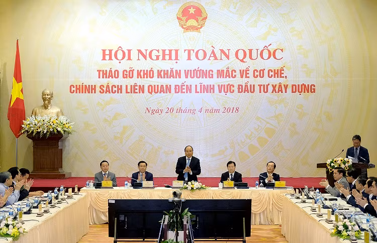 Thủ tướng Nguyễn Xuân Phúc nhấn mạnh phải tập trung tháo gỡ thể chế pháp luật, nhất là những thủ tục rườm rà, thái độ vô cảm, vô trách nhiệm của một số cơ quan, cá nhân làm chậm trễ quá trình đầu tư xây dựng (ảnh chinhphu.vn).