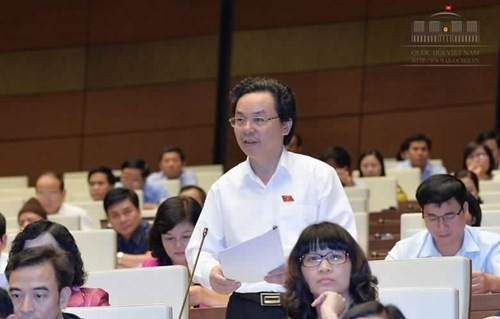 Đại biểu Hoàng Văn Cường cho rằng: vẫn phổ biến tình trạng "trên nóng dưới lạnh", trên chuyển nhưng dưới không động (ảnh quochoi.vn).