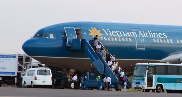 Giao thông vận tải trong lĩnh vực hàng không có tính đặc thù rất cao, đòi hỏi có những quy định chặt chẽ, phù hợp với tính chất của ngành này (ảnh minh họa - nguồn chinhphu.vn). Giao thông vận tải trong lĩnh vực hàng không có tính đặc thù rất cao, đòi hỏi có những quy định chặt chẽ, phù hợp với tính chất của ngành này (ảnh minh họa - nguồn chinhphu.vn).