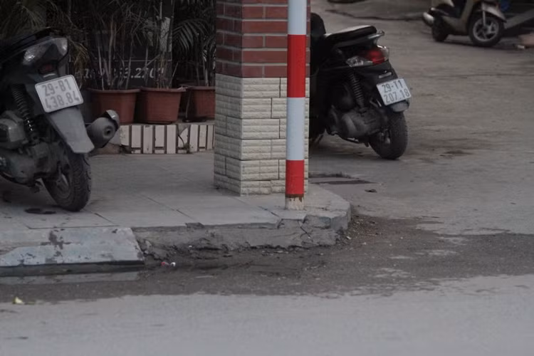 Vừa lát xong đã hư hỏng (ảnh chụp trên phố Ngô Thì Nhậm quận Hà Đông, Hà Nội ảnh Trinh Phúc).