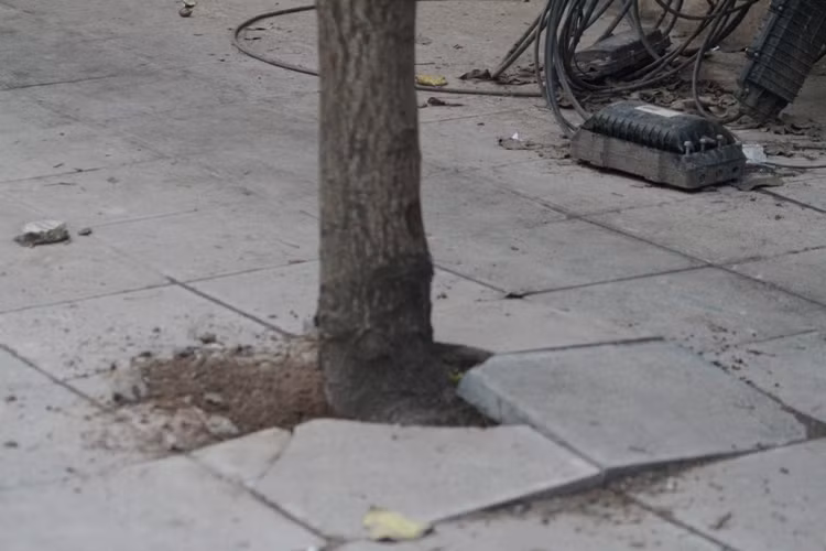 Vỉa hè vừa lát đã hư hỏng (ảnh chụp trên phố Ngô Thì Nhậm, quận Hà Đông - ảnh Trinh Phúc).