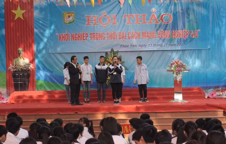 Giáo sư Nguyễn Lân Dũng giao lưu với các em học sinh tại hội thảo "Khởi nghiệp trong thời đại cách mạng công nghiệp 4.0" - tại trường Bến Tre (ảnh Trinh Phúc).