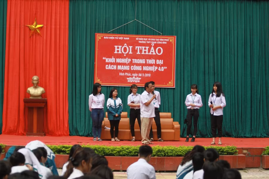 Giáo sư Nguyễn Lân Dũng giao lưu với học sinh Trường Trung học Phổ Thông Phạm Công Bình (ảnh Trinh Phúc). Giáo sư Nguyễn Lân Dũng giao lưu với học sinh Trường Trung học Phổ Thông Phạm Công Bình (ảnh Trinh Phúc).