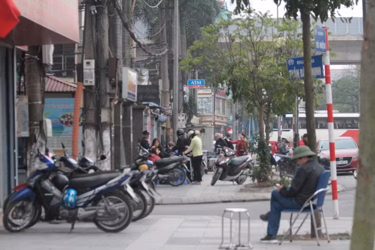 Lát đá vỉa hè nhưng dây viễn thông vẫn còn chằng chị ở đường Tô Hiệu - quận Hà Đông (ảnh Trinh Phúc).