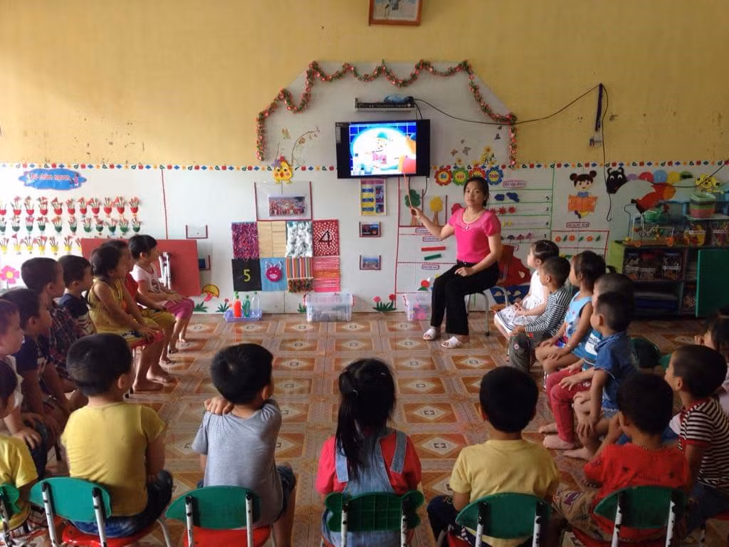 Mấy ngày hôm nay, cô giáo Nguyễn Hồng Thu rất buồn nhưng vẫn cố gắng dạy tốt và chờ mong những ý kiến từ lãnh đạo cấp trên (ảnh do bạn đọc cung cấp). Mấy ngày hôm nay, cô giáo Nguyễn Hồng Thu rất buồn nhưng vẫn cố gắng dạy tốt và chờ mong những ý kiến từ lãnh đạo cấp trên (ảnh do bạn đọc cung cấp).