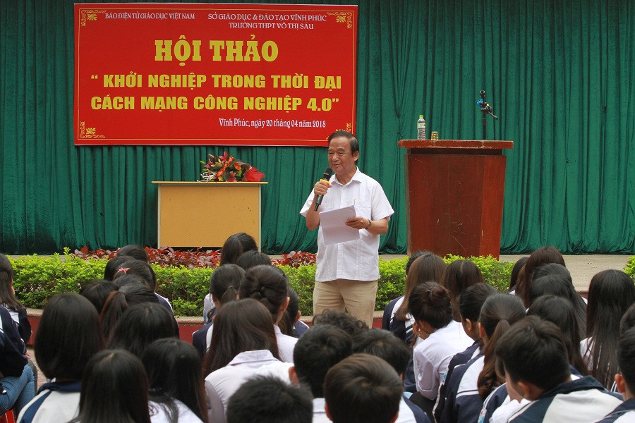 Giáo sư Nguyễn Lân Dũng nói chuyện về "Khỏi nghiệp trong thời đại cách mạng công nghiệp 4.0" với học sinh trường Trung học Phổ Thông Võ Thị Sáu (ảnh Trinh Phúc).