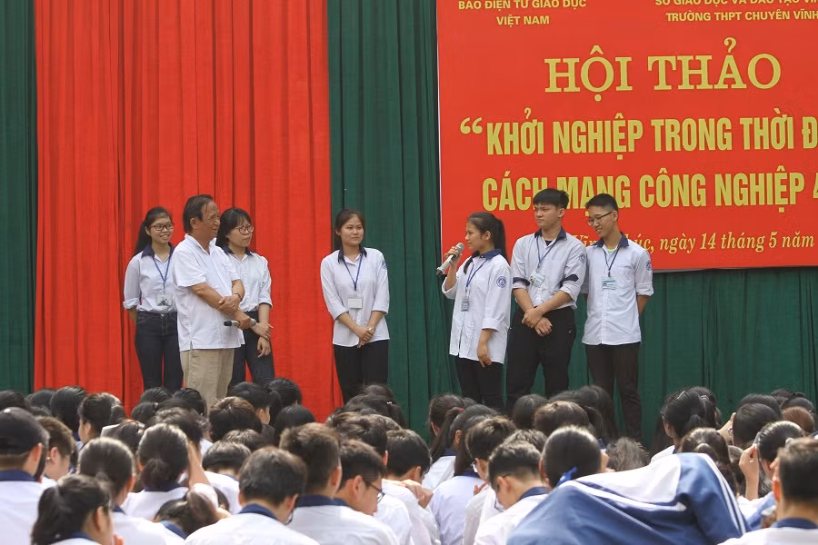 Các cháu học sinh Trường phổ thông chuyên Vĩnh Phúc hào hứng giao lưu với Giáo sư Nguyễn Lân Dũng (ảnh Trinh Phúc).