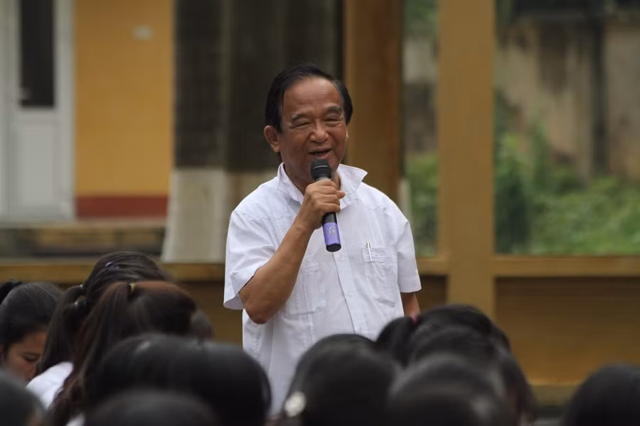 Giáo sư Nguyễn Lân Dũng đã mang đến cho buổi hội thảo nhiều câu chuyện thú vị (ảnh Trinh Phúc).