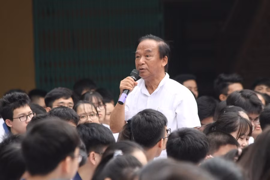 Những câu chuyện kể của Giáo sư Nguyễn Lân Dũng về tấm gương vượt khó làm giàu đã truyền tải thông điệp "có chí thì nên" đến các cháu học sinh trường chuyên Vĩnh Phúc (ảnh Trinh Phúc).