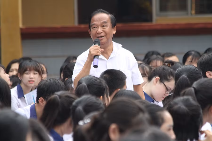 Giáo sư Nguyễn Lân Dũng động viên các cháu học sinh chăm học ngoại ngữ và tin học để trở thành công dân toàn cầu, thành người tự do trong thời đại cách mạng công nghiệp 4.0 (ảnh Trinh Phúc).