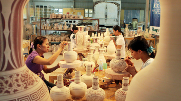 Đối tượng áp dụng của Nghị định về phát triển ngành nghề nông thôn là tổ chức, cá nhân trong nước và nước ngoài trực tiếp đầu tư phát triển sản xuất, kinh doanh, dịch vụ ngành nghề nông thôn (ảnh minh họa - nguồn chinhphu.vn). Đối tượng áp dụng của Nghị định về phát triển ngành nghề nông thôn là tổ chức, cá nhân trong nước và nước ngoài trực tiếp đầu tư phát triển sản xuất, kinh doanh, dịch vụ ngành nghề nông thôn (ảnh minh họa - nguồn chinhphu.vn).