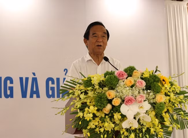 Giáo sư, Nhà giáo nhân dân Nguyễn Lân Dũng, thành viên Hội đồng Giáo dục Quốc gia (ảnh Lại Cường). Giáo sư, Nhà giáo nhân dân Nguyễn Lân Dũng, thành viên Hội đồng Giáo dục Quốc gia (ảnh Lại Cường).