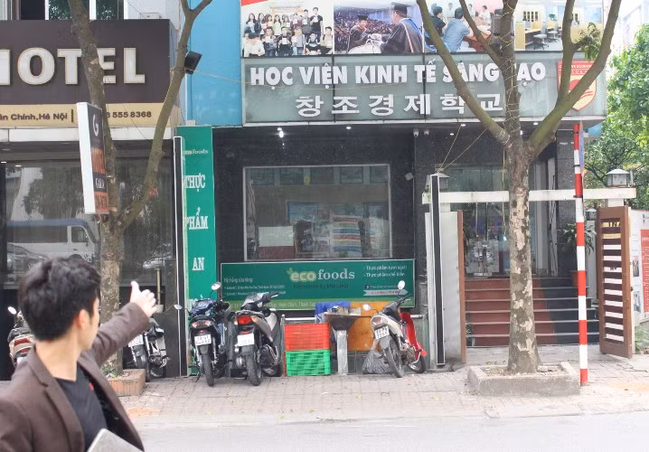 Mặc dù trước đây đã có yêu cầu gỡ bỏ biển hiệu học viện tuy nhiên hiện biển hiệu này vẫn được sử dụng (ảnh Bạch Đằng chụp sáng 26/3).