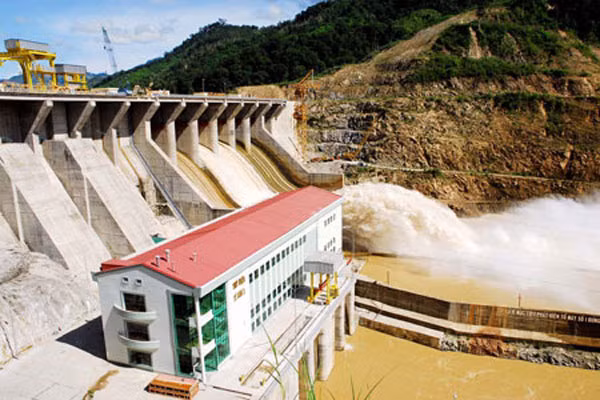 Không cho phép sử dụng phần dung tích hồ từ cao trình mực nước dâng bình thường đến cao trình mực nước lũ kiểm tra để điều tiết lũ khi các cửa van của công trình xả chưa ở trạng thái mở hoàn toàn (ảnh minh họa -nguồn chinhphu.vn). Không cho phép sử dụng phần dung tích hồ từ cao trình mực nước dâng bình thường đến cao trình mực nước lũ kiểm tra để điều tiết lũ khi các cửa van của công trình xả chưa ở trạng thái mở hoàn toàn (ảnh minh họa -nguồn chinhphu.vn).