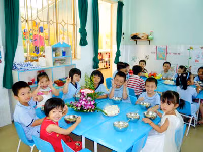 Trẻ mẩu giáo là nhân khẩu trong gia đình thuộc diện hộ nghèo, cận nghèo theo quy định của Thủ tướng Chính phủ được hỗ trợ ăn trưa: Ảnh minh họa (nguồn chinhphu.vn). Trẻ mẩu giáo là nhân khẩu trong gia đình thuộc diện hộ nghèo, cận nghèo theo quy định của Thủ tướng Chính phủ được hỗ trợ ăn trưa: Ảnh minh họa (nguồn chinhphu.vn).