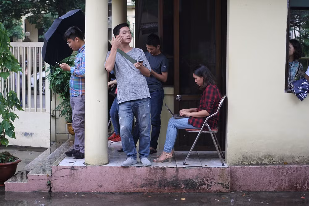 Nhiều phóng viên báo chí đang chờ đợi kết quả xác minh tại Sở Giáo dục và Đào tạo Lạng Sơn (ảnh Trinh Phúc). Nhiều phóng viên báo chí đang chờ đợi kết quả xác minh tại Sở Giáo dục và Đào tạo Lạng Sơn (ảnh Trinh Phúc).