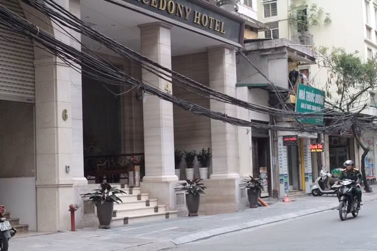 Hệ thống dây cáp viễn thông chằng chịt nằm trên phố Nguyễn Trường Tộ quận Ba Đình, Hà Nội (ảnh Trinh Phúc).