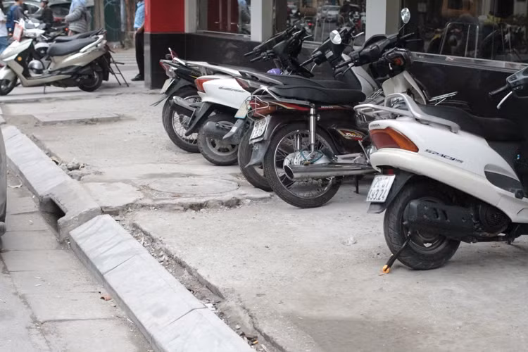 Đường phố nhiều nơi vẫn lát chưa xong (ảnh chụp trên phố Nguyễn Trường Tộ - Ba Đình, Hà Nội - ảnh Trinh Phúc).