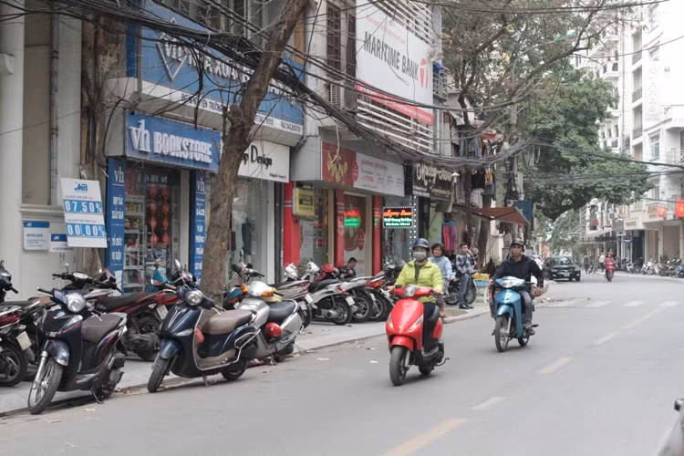 Dây cáp viễn thông chằng chịt trên phố Nguyễn Trường Tộ - ảnh Trinh Phúc.