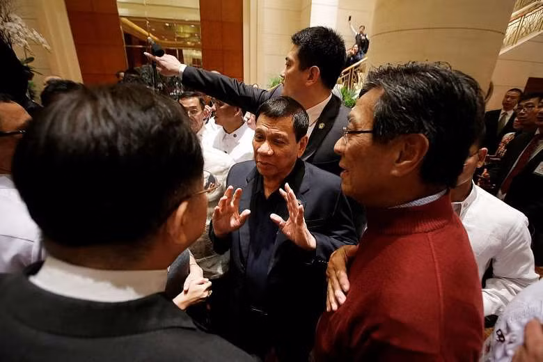 Tổng thống Rodrigo Duterte gặp gỡ báo chí bên ngoài khách sạn, ảnh: Reuters / The Straits Times.