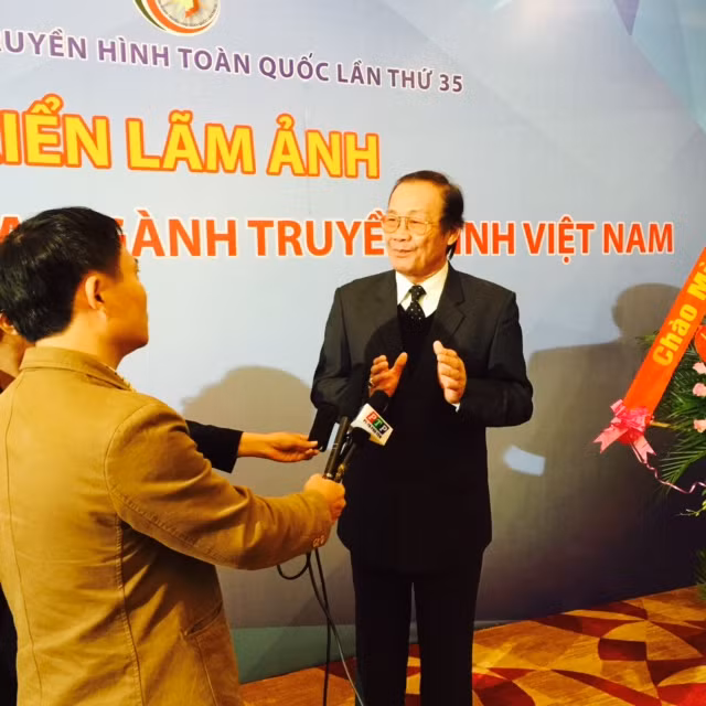Tiến sĩ Trần Công Trục trả lời phỏng vấn, ảnh do tác giả cung cấp.