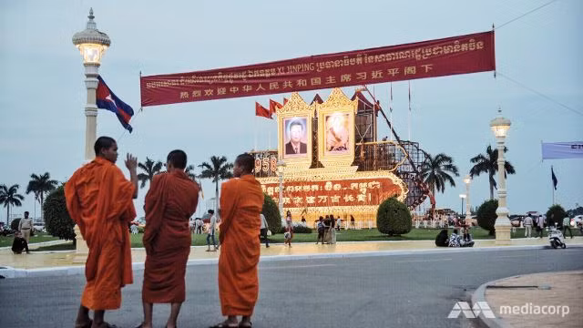 Campuchia chào đón Chủ tịch Trung Quốc Tập Cận Bình sang thăm bằng pa-nô, áp-phích nổi bật, ảnh: Channel News Asia. Campuchia chào đón Chủ tịch Trung Quốc Tập Cận Bình sang thăm bằng pa-nô, áp-phích nổi bật, ảnh: Channel News Asia.