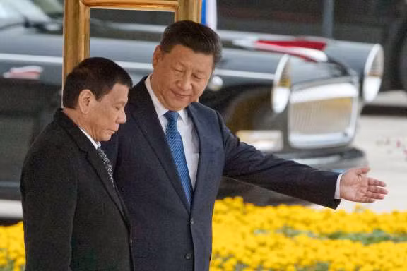 Chủ tịch Trung Quốc Tập Cận Bình và Tổng thống Philippines Rodrigo Duterte, ảnh: The Japan Times.