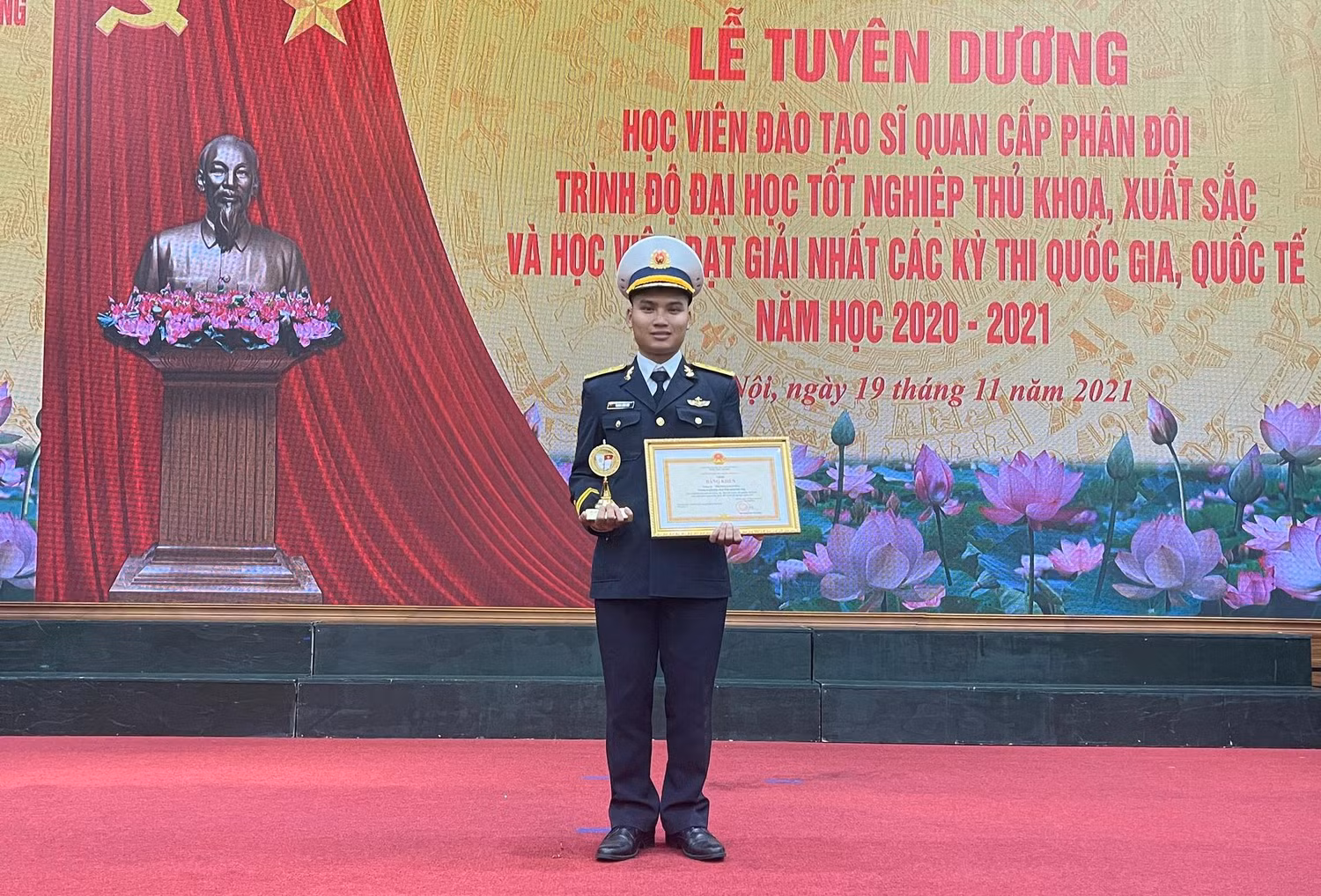 Trương Công Hòa tại lễ tuyên dương. (Ảnh: NVCC)