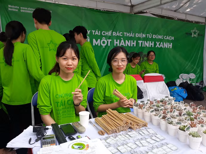 Ưu tiên lựa chọn các sản phẩm tái chế, thân thiện với môi trường. Ảnh minh họa: Báo Hà Nội mới
