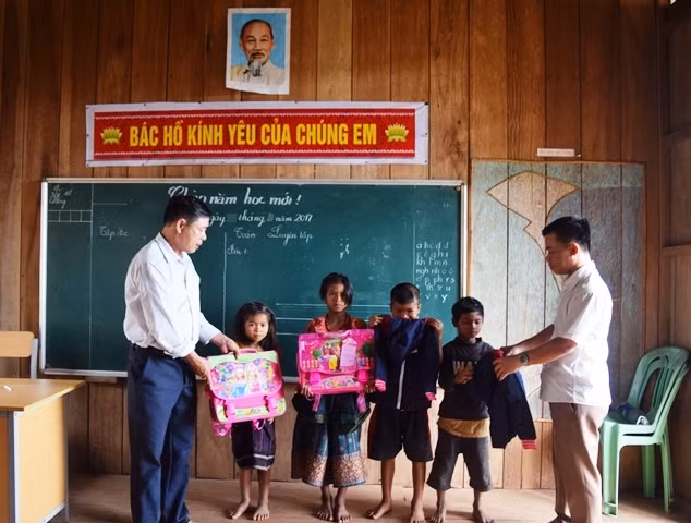 Không chỉ việc học, mà nhiều người thầy còn coi chuyện ăn mặc... của học sinh cũng là một phần trách nhiệm của mình. (Ảnh: Thủy Phan)
