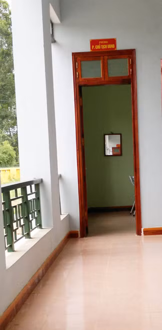 Tu chuc vi tiep cong dan nu vao buoi toi trong phong kin cua