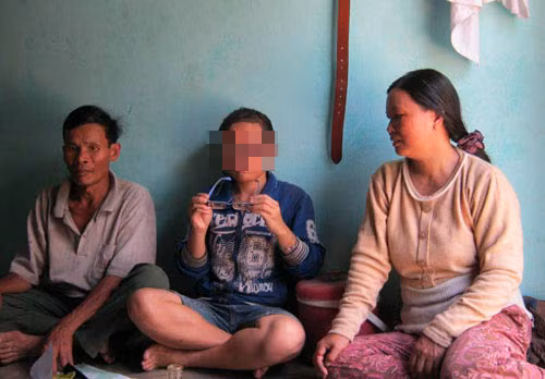Xuyến cùng bố mẹ nuôi Xuyến cùng bố mẹ nuôi