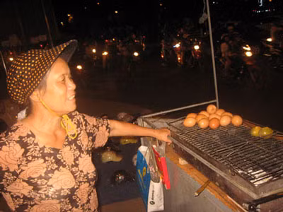 Trứng gà không rõ nguồn gốc được bày bán tràn lan dưới mác “trứng Thái”. Hữu Thông
