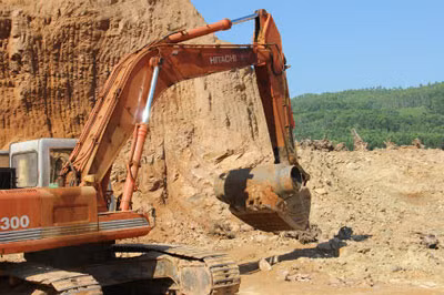 Sử dụng xe cạp đào bới và đưa bình lên trở lại để kiểm tra