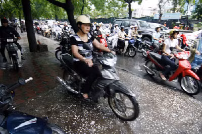 Hà Nội thành "sông" trong cơn mưa lớn nhất đầu hè ảnh 10