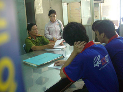 Hai nam sinh viên giúp nạn nhân Lục Thị Hoàng Khánh Ngọc lấy lại điện thoại dẫn đến bị trả thù đang làm bản tường trình ở cơ quan công an quận Bình Thạnh. Hai nam sinh viên giúp nạn nhân Lục Thị Hoàng Khánh Ngọc lấy lại điện thoại dẫn đến bị trả thù đang làm bản tường trình ở cơ quan công an quận Bình Thạnh.