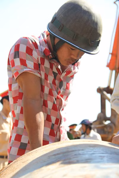 Hoang mang khí độc lạ xả ra môi trường ở Quảng Ngãi ảnh 2
