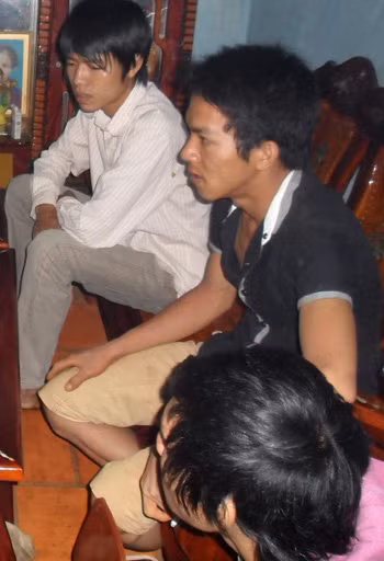 Các thanh niên bị bắt oan sai đang trình bày sự việc. Ảnh: Chế Bắc.