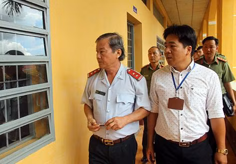 Ông Thái Văn Út, Chánh Thanh tra Sở Giáo dục và Đào tạo tỉnh Hậu Giang, cùng đoàn thanh tra kiểm tra trước kỳ thi tốt nghiệp trung học phổ thông tại các điểm trường. (Ảnh: baohaugiang).