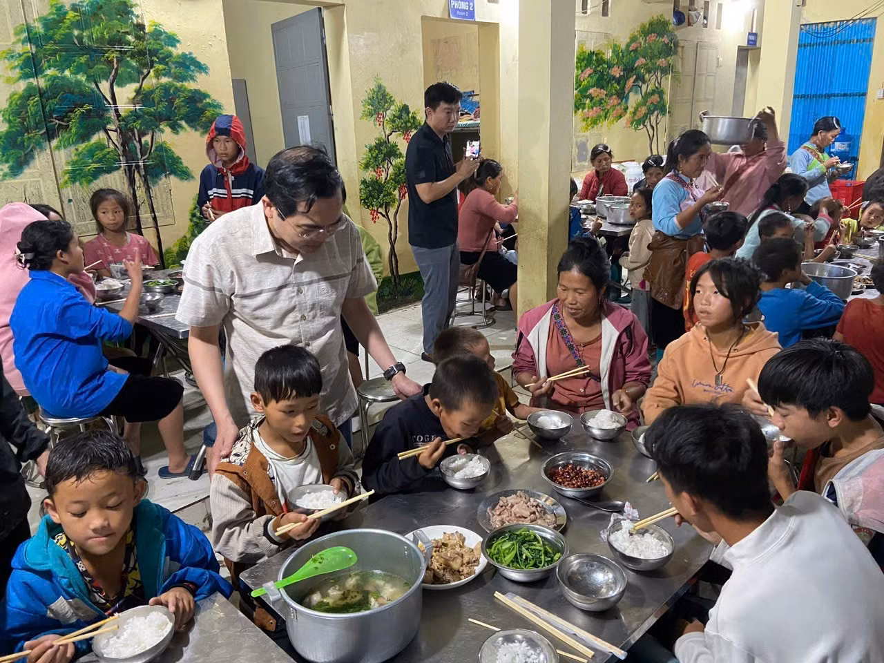 Chiều ngày 9_9, Phòng Giáo dục và Đào tạo thị xã Sa Pa tỉnh Lào Cai    đến các điểm trường trong thị xã động viên và cung cấp lương thực   , nhu yếu phẩm. Ảnh_ NVCC  .jpg