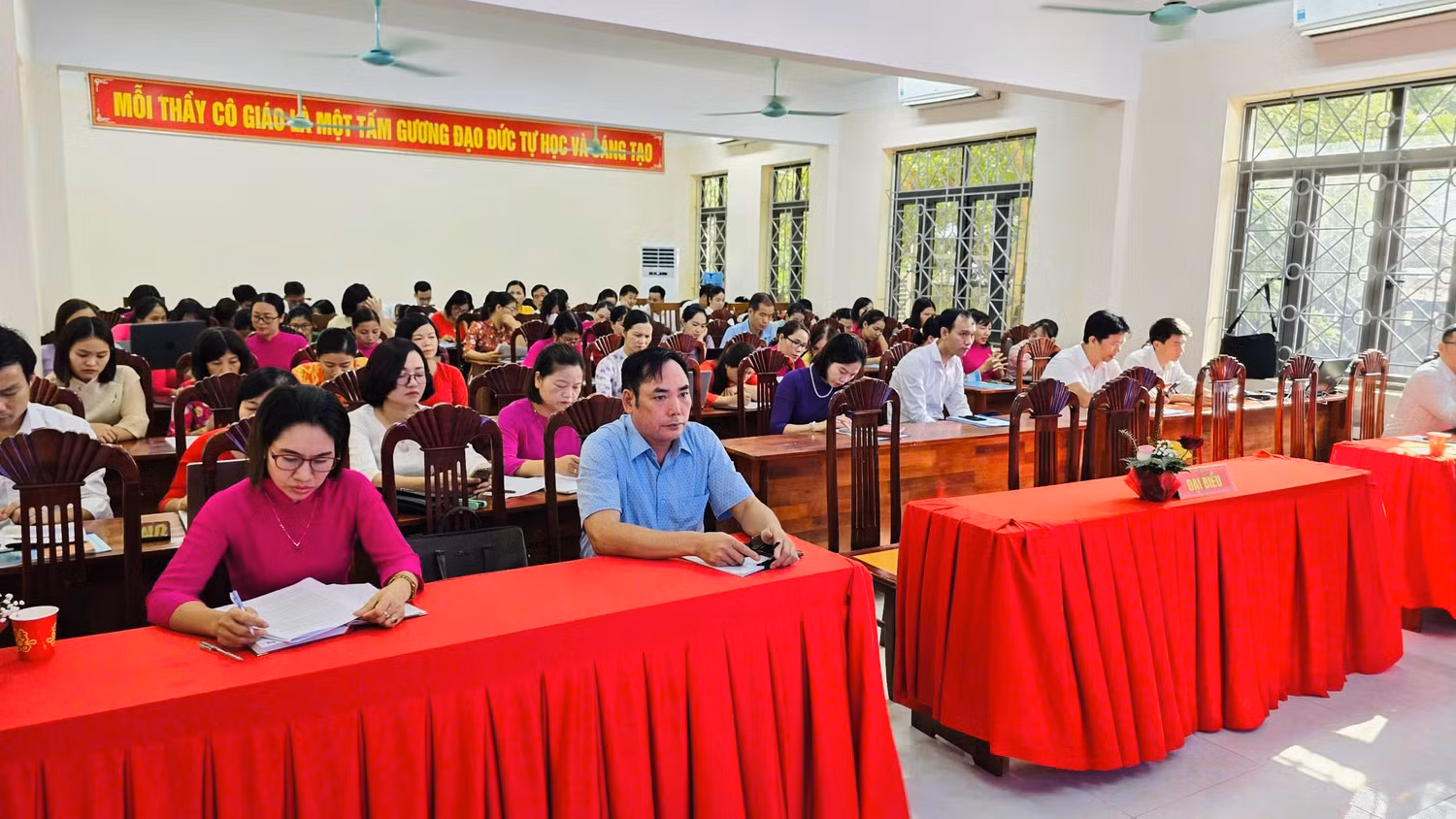 Đội ngũ cán bộ, giáo viên Trường Trung học phổ thông Việt Yên số 2 (Bắc Giang) tham gia tập huấn phát triển kỹ năng ứng dụng công nghệ AI trong giáo dục. Ảnh_ NVCC.JPG