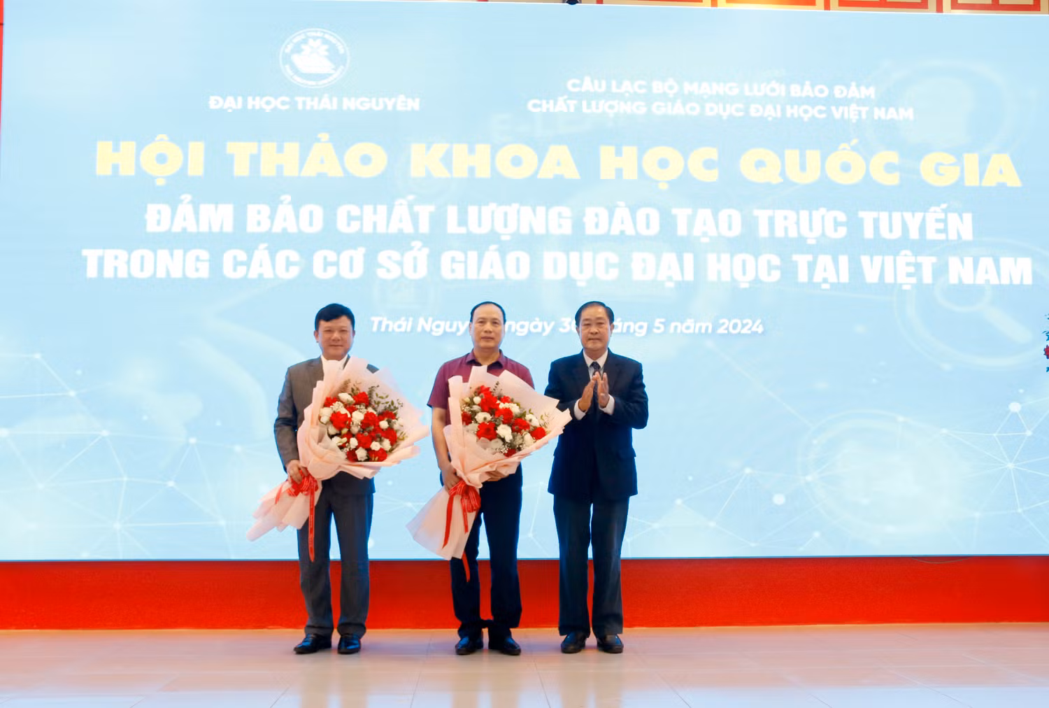 GVDN_tặng hoa.jpg