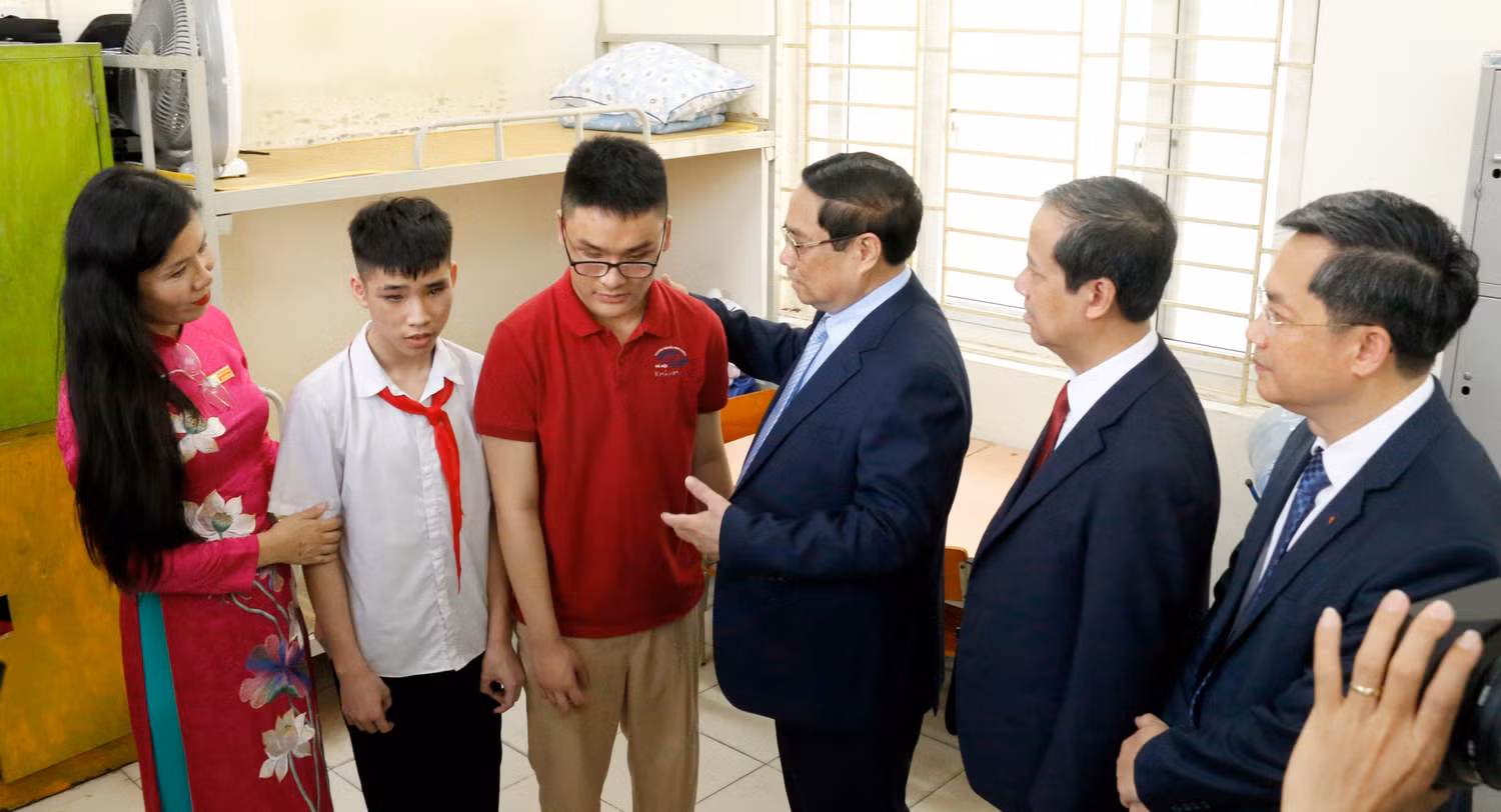 Thủ tướng thăm, động viên và căn dặn học sinh nhà trường.